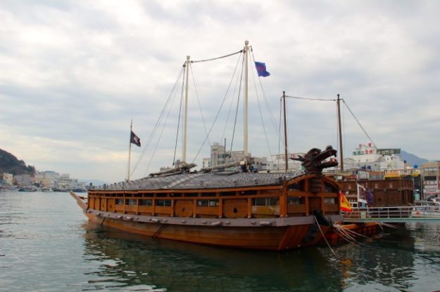Gangguan Port Turtle Ship (Geobukseon)