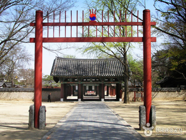 Gyeonggijeon Shrine, shooting site for the drama Moonlight Drawn By Clouds