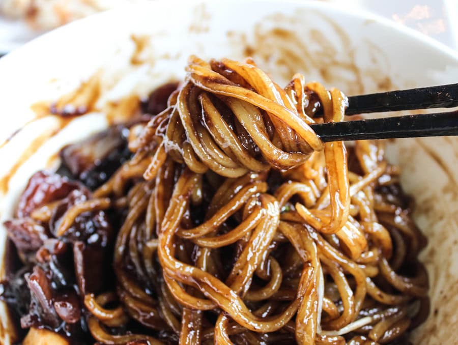 Striking visuals for jajangmyeon