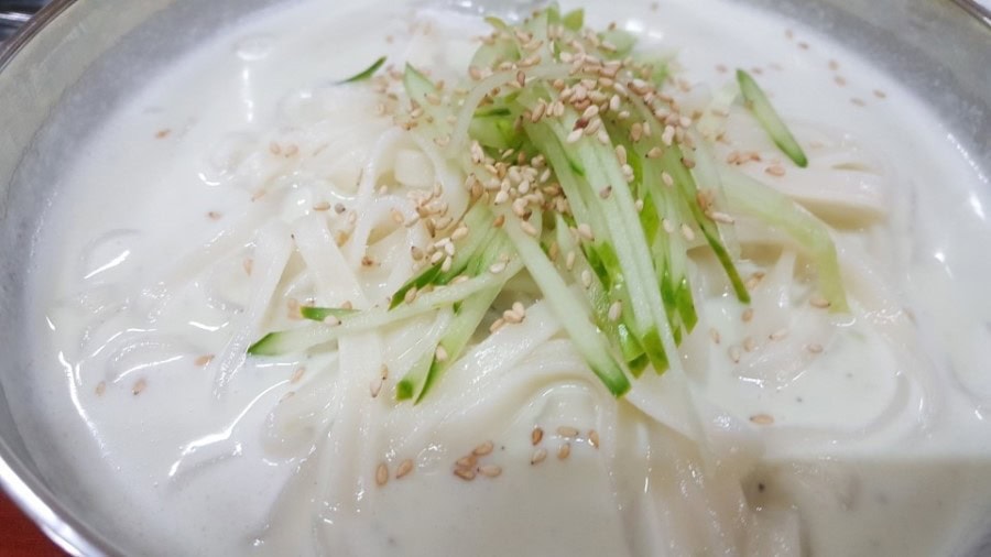 The snow-white Kongguksu