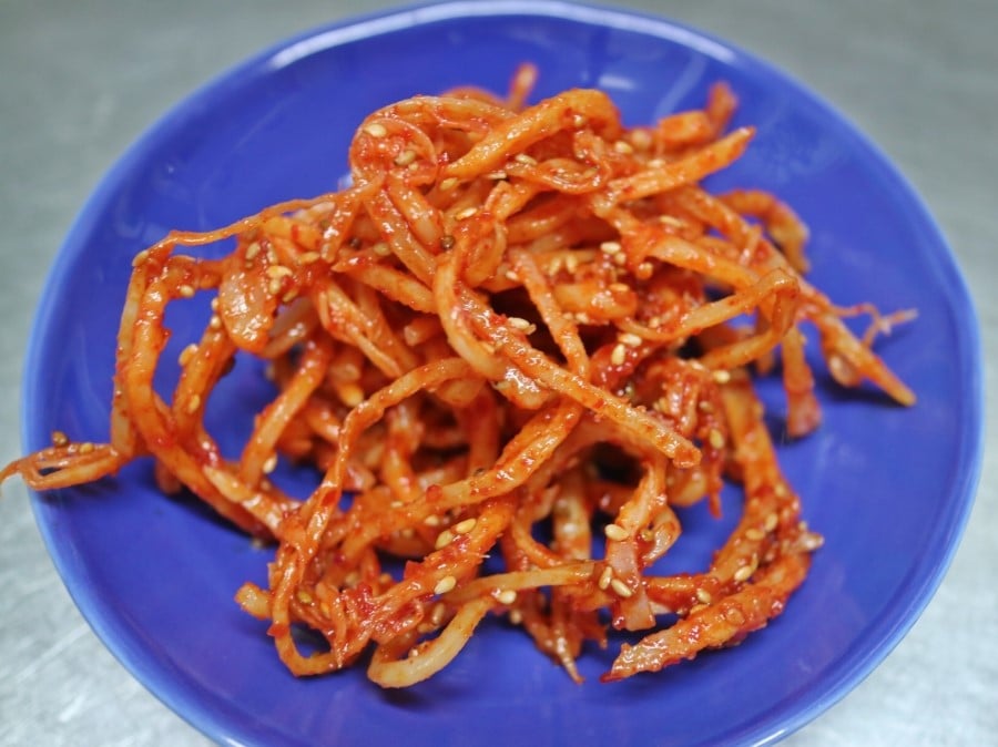 Ojingeochae-muchim: a spicy, chewy treat